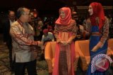 Wakil Menteri Pariwisata dan Ekonomi Kreatif Sapta Nirwandar (kiri) saat akan menyalami selebriti Dewi Sandra (tengah) dan Perancang busana Dian Pelangi (kanan) dalam acara peragaan busana Dian Pelangi bertajuk 'Royal Kingdom Of Indonesia' dalam konferensi pers Dian Pelangi From Indonesia To The World di Jakarta, Kamis, (9/1). Dian Pelangi akan menampilkan 15 koleksinya dalam Haute Arabia High Tea 2014 yang merupakan jamuan teh yang menampilkan peragaan busana disainer muslimah dunia pada 17 Januari 2014 di London, Inggris. ANTARA FOTO/ Teresia May