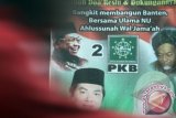 Warga melintas di depan baliho sosialisasi caleg dari Partai Kebangkitan Bangsa (PKB) yang ada dikawasan Ciputat, Tangerang Selatan, Banten, Rabu (15/1). Keluarga Besar Gus Dur menyampaikan surat wasiat dari alm. Gus Dur untuk melarang PKB dan caleg PKB semasa kepemimpinan Muhaimin Iskandar menggunakan Foto Gus Dur dalam mensosialisasikan partai dan caleg. ANTARA FOTO/Muhamad Iqbal/wra/14