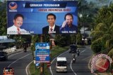 Sebuah baliho calon legislatif (caleg) untuk DPR-RI dari Partai Nasdem memasang foto Gubernur DKI Jakarta, Jokowi bersama Surya Paloh, di ruas jalan Duku, Padangpariaman, Sumbar, Rabu (22/1). DPD PDI Perjuangan Sumbar menyampaikan keberatan secara lisan dan tulisan kepada partai Nasdem karena memasang foto Jokowi dari PDI-P, dan meminta baliho itu segera diturunkan karena dipandang tidak etis dalam berpolitik. ANTARA FOTO/Iggoy el Fitra/wra/14