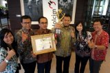 Surabaya Antara Jatim) - General Manager PT Holcim Indonesia Tbk Pabrik Tuban, Sidik Darusulistyo (3 kanan), menunjukkan penghargaan Investment Awards 2014, bersama tim Pabrik Tuban, di Surabaya, Kamis (23/1). Penghargaan yang diterima Holcim Indonesia Pabrik Tuban tersebut, sebagai Terbaik Kesatu 2013 Kategori Kinerja Pelaksanaan Pelayanan Penanaman Modal Dalam Negri pada Investment Awards 2013 yang diberikan oleh Pemerintah Provinsi Jawa Timur. FOTO Eric Ireng/14
