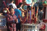 Warga keturunan Tionghoa melakukan sembahyang bakti puja pada tahun baru Imlek 2565 di Klenteng Tri Dharma Bumi Raya, Singkawang Barat, Jumat (31/1) pagi. Sembahyang ini sebagai bentuk komunikasi antara manusia dengan para leluhur, shen ming (roh suci) dan TIAN (Tuhan Yang Maha Esa). (Foto MC Singkawang/Eddy Permana)
