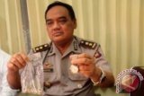 Kabid Humas Polda Kalbar, AKBP Mukson Munandar memperlihatkan jam tangan merk Rolex dan perhiasan emas milik istri perwira Polda Kalbar yang dibobol oleh petugas bagasi bandara, di Mapolda Kalbar, Senin (6/1). AKBP Mukson Munandar menyatakan, setelah dilakukan perhitungan oleh saksi ahli dari Pegadaian Pontianak maka total nilai perhiasan emas dan dua jam tangan merk Rolex milik Titi Yusnawati, istri Kasubdit III Dit Narkoba Polda Kalbar, AKBP Idha Endi Prasetyono adalah sebesar Rp181,5 juta, bukan Rp19 miliar seperti yang dilaporkan oleh korban ke Polres Bandara Soekarno Hatta Jakarta sebelumnya. ANTARA FOTO/Jessica Helena Wuysang