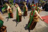 Mojokerto (Antara Jatim)- Sejumlah penari menampilkan tari 
