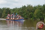 Jalur sungai masih menjadi favorit pengguna transportasi di Kabupaten Kubu Raya, terutama di daerah pesisir. Tampak puluhan penumpang memadati kapal bandong menyusuri Sungai Kapuas di Kabupaten Kubu Raya, Kalbar. (Teguh Imam Wibowo