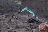 Sejumlah warga melihat alat berat yang rusak diterjang material lahar hujan di Sungai Gendol, lereng Gunung Merapi, Cangkringan, Sleman, Yogyakarta, Minggu (19/1). Lahar hujan berisi material Gunung Merapi yang terjadi karena hujan deras di puncak tersebut mengakibatkan satu truk, satu alat berat penambang pasir rusak dan dua orang tewas. ANTARA FOTO/Sigid Kurniawan/wra/14