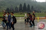 Pengunjung melintas di depan vihara buatan di wahana wisata Jungleland unit usaha Bakrieland Development di Sentul, Bogor, Jabar, Jumat (31/1). Kawasan wisata di Bogor dipenuhi pengunjung wisatawan domestik untuk mengisi liburan Tahun Baru Imlek 2565 yang  bertepatan dengan akhir pekan. ANTARA/Jafkhairi/14     