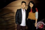 Penyanyi Maudy Ayunda (kanan) berfoto bersama Penyanyi asal USA David Choi pada peluncuran single lagu terbarunya " By My Side" di Jakarta Selatan, Jumat (10/1). Dalam single yang mengusung tema cinta tersebut Maudy berduet dengan penyanyi solo asal USA David Choi dengan konsep lagu yang dibawakan secara dua bahasa yaitu Inggris dan Indonesia. ANTARA FOTO/Muhammad Adimaja