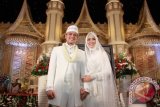 Bintang film Oki Setiana Dewi (kanan) bersama Ory Vitrio melangsungkan akad nikah di Jakarta, Minggu, (12/1). Pemeran Anna dalam film Ketika Cinta Bertasbih tersebut dipersunting pengusaha Ory Vitrio dengan mas kawin 12 gram, uang 10 dinar dan Rp 1 juta. ANTARA FOTO / Teresia May