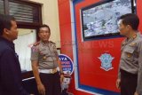 Madiun (Antara Jatim) - Kapolresta Madiun AKBP Anom Wibowo (kanan) bersama Wakil Dirlantas Polda Jatim AKBP Agus Santoso (tengah) dan Kepala Dinas Perhubungan, Komunikasi dan Informatika Kota Madiun, Hery Suwartono (kiri) memantau kondisi arus lalu lintas melalui layar kaca saat peluncuran Traffic Management Center (TMC) di Mapolresta Madiun, Rabu (29/1). Polresta Madiun meluncurkan TMC bekerja sama dengan Dinas Perhubungan, Komunikasi dan Informatika Kota Madiun untuk memantau kondisi arus lalu lintas di Kota Madiun. FOTO Siswowidodo/14/Chan.