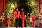 Perancang busana Sebastian Gunawan dan Christina Panarese saat hadir dalam peragaan busana koleksinya yang bertemakan 'Le Jardin Chinois' di Jakarta, Jumat (17/1). Peragaan busana yang menampilkan 50 koleksi Sebastian tersebut dalam rangka menyambut Tahun Baru Imlek. ANTARA FOTO/Teresia May