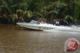 Sejumlah tenaga medis menggunakan speedboat dalam melayani masyarakat di wilayah pesisir Kabupaten Kubu Raya yang tidak dapat dijangkau alat transportasi darat. Terkadang mereka harus membelah gelombang tinggi untuk tiba di tujuan. (Teguh Imam Wibowo)