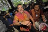 Wakil Gubernur Banten Rano Karno datang memenuhi panggilan KPK terkait kasus suap sengketa Pilkada Lebak, di Gedung KPK, Jakarta, Jumat (17/1). Pemeriksaan pertama Rano Karno tersebut sebagai saksi dalam kasus suap sengketa Pilkada Lebak, dengan tersangka Akil Mochtar. ANTARA FOTO/Yudhi Mahatma/wra/14.