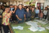 Mojokerto, (Antara Jatim) - Presiden Republik Indonesia Susilo Bambang Yudhoyono (Tengah) terlihat sedang menerima pemaparan dari petugas Museum Majapahit dalam rangka kunjungan di Museum Majapahit, Trowulan, Mojokerto, Jumat (3/1). Selain mengunjungi Museum Majapahit, Presiden juga dijadwalkan menghadiri haul Gus Dur di Pondok Pesantren Tebuireng, Jombang. Foto Indra Setiawan