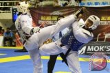 Atlet Taekwondo Papua, Agung Maulana (kanan) menangkis tendangan atlet Taekwondo Semarang, Inacio Randilana Valente pada pertandingan babak final putra Bali Mok's Junior Taekwondo International Championship 2014 di Gedung Olahraga Lila Buana Denpasar, Senin (13/1). Agung Maulana meraih medali emas setelah menang 3-2 dari Victor Dollio. ANTARA FOTO/Wira Suryantala/wra/14.