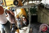 Tim SAR keluar dari lubang tambang usai melakukan pencarian pekerja tambang batu bara yang masih terkurung di Ngalau Cigak, Desa Batu Tanjung, Kecamatan Talawi, Kota Sawahlunto, Sumbar, Sabtu (25/2). Tim SAR kesulitan menembus lubang tambang yang longsor setelah terjadi ledakan gas metan yang terpecik api sehingga mengakibatkan empat pekerja terperangkap di dalam lubang tambang. ANTARA FOTO/ Muhammad Arif Pribadi/wra/14