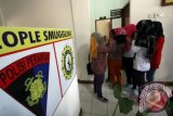 Sejumlah korban perdagangan manusia (Human Trafficking) dibawa ke Mapolda Sumut, Medan, Senin (6/1). Sebanyak enam orang anak dibawah umur asal Brebes Jawa Tengah tersebut berhasil digagalkan saat akan diberangkatkan ke Malaysia dari pelabuhan Tanjung Balai, Sumut. ANTARA FOTO/Septianda Perdana/nym/2014.