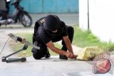 Aparat JI-BOM Brimob kompi-4 Jeulikat berusaha membuka kotak yang diduga bom yang diletakkan Orang Tak Kenal (OTK) didepan pintu rumah Ketua Pengamanan Lapas (KPLP) Indra Gunawan, di Desa Tumpok Teungoh, Lhokseumawe, Provinsi Aceh. Sabtu (1/2).Teror bom yang berupa kotak itu berisikan 15 butir amunisi AK 47, kain putih/kain kafan, tali, dan goni pihak polisi masih menyelidiki pelakunya. ANTARA FOTO/Rahmad/Koz/14.