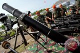 Komandan Wing III Paskhas TNI Angkatan Udara, Kolonel Pasukan Budi Sumarsono (dua kiri) memeriksa persenjataan saat gelar perlengkapan militer di Kompi Senapan C Batalyon Komando 469 Paskhas Lanud Sultan Iskandar Muda, Blang Bintang, Kab Aceh Besar, Aceh, Senin (10/2). Pemeriksaan senjata untuk mengetahui kesiapan prajurit dalam melaksanakan tugas tersebut merupakan rangkaian dari kegiatan persiapan terjun penyegaran paskhas TNI-AU pada Selasa (11/2). ANTARAACEH.COM/Ampelsa/14