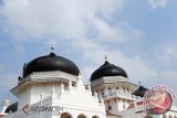 Pekerja menggunakan tali mengecat tujuh kubah Masjid Raya Baiturrahman, di pusat Kota Banda Aceh, Sabtu (15/2). Renovasi Mesjid Raya Baiturrahman yang memiliki tujuh kubah itu merupakan perawatan rutin untuk memperindah rumah ibadah sebagai salah satu objek wisata religi yang ramai dikunjungi wisatawan.<br />
ANTARA ACEH/Ampelsa/14