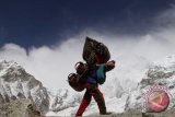 Nepal pangkas harga pendakian Gunung Everest