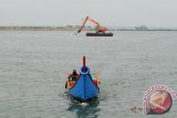 Alat berat melakukan pengerukan kolam Pelabuhan Perikanan Samudera, Lampulo, Banda Aceh, Selasa (18/2). Pengerukan kolam pelabuhan perikanan samudera itu  untuk mengatasi pendangkalan yang mengancam keselamatan  kapal nelayan.  ANTARAACEH.COM/Ampelsa/14
