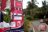 Salah seorang calon anggota legislatif (caleg) memperlihatkan alat peraga kampanye yang di rusak orang tidak dikenal di Desa Lamglumpang, Ulee Kareng, Banda Aceh, Selasa (18/2). Pengrusakan alat peraga kampanye caleg DPR-RI, DPRA dan DPRK dari partai nasional dan lokal serta DPD di provinsi Aceh terus berlanjut hingga saat ini. ANTARA FOTO/Irwansyah Putra/ed/pd/14.