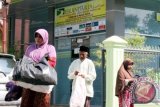 Abdul Jalil (tengah) bersama istrinya Safifah (kiri) warga Lhok Drien Desa Seumirah, Nisam Antara, Aceh Utara keluar dari loket tour dan travel Iskandaria di jalan Pang Lateh, Lhokseumawe, Provinsi Aceh, Selasa (25/2). Kedua pasangan tersebut kecewa dan merasa tertipu karena tidak terdaftar dalam perjalanan calon jamah haji kendati telah menyetor lunas Ongkos Naik Haji (ONH) sebesar Rp 51 juta pada 10 januari 2012.<br />
ANTARA FOTO/Rahmad/ed/pd/14