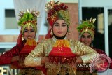 Para penari usai tampil membawakan tarian Ranup Lampuan pada salah satu kegiatan pemerintah di Banda Aceh, Rabu (26/2). Tari Ranup Lampuan atau sebutan lain dalam masyarakat Aceh Tari Pemulia Jamee (Memuliakan Tamu) itu berbeda dengan tarian lainnya karena lazimnya tampil dalam acara resmi dan penyambutan tamu.<br />
ANTARAACEH.COM/Ampelsa/14
