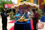 Tanjung, 27/2 - Pemilik karaoke keluarga Inul Vizta Tanjung, Daniel Chandra memberikan potongan tumpeng kepada Bupati Tabalong, Rachman Ramsyi pada perayaan ulangtahun ke-1.  Karaoke keluarga Inul Vizta genap berusia satu tahun  dan fasilitas hiburan keluarga ini terus menambah fasilitas termasuk kualitas sound systemnya.Foto;ANTARA/Herlina Lasmianti