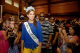 Surabaya (Antara Jatim) - Miss Universe 2013, Gabriella Isler (tengah) berjalan diantara siswa ketika kunjungan nya ke Xin Zhong School, Surabaya, Jatim, Minggu (2/2). Kegiatan tersebut merupakan serangkaian kunjungan di Indonesia. FOTO M Risyal Hidayat/14