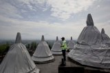 Hujan Abu Kelud, Stupa Candi Borobudur Ditutup Terpaulin