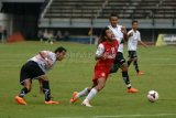 Surabaya (Antara Jatim) - Pesepak bola PSM Makassar, Ponaryo Astaman (11) di hadang pesepak bola Putra Samarinda, Ebrahim Lovinian (9) dalam pertandingan kompetisi Inodnesia Super League (ISL) 2014 di Stadion Gelora Bung Tomo (GBT), Surabaya, Jatim, Minggu (2/2). Pertandingan antara PSM Makassar dan Putra Samarinda berakhir dengan imbang 1-1. FOTO M Risyal Hidayat/14