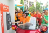 Banjarmasin, 4/2 - Peresmian ATMK sepeda motor tersebut dilakukan oleh Wali Kota Banjarmasin Haji Muhidin di lokasi Jalan S Parman Banjarmasin, Senin (3/2)sekaligus menjadi nasabah pertama yang memanfaatkan fasilitas tersebut.(Foto Antara/humas)
