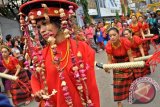 Warga keturunan Tionghoa menampilkan tari kreasi saat pawai perayaan Cap Go Meh di kampung Pecinan, Makassar, Sulsel, Minggu (9/2). Ritual Cap Go Meh merupakan puncak perayaan Tahun Baru Imlek 2565 untuk menghormati dan memberikan persembahan kepada leluhur serta dewa pelindung. ANTARA FOTO/Ekho Ardiyanto/ss/Spt/14