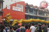 Arak-arakan naga melintas di jalan Gajah Mada pada Jumat petang, saat perayaan Cap Go Meh 2565 dan disaksikan ribuan warga kota sejak siang hingga memasuki sore hari. (Foto Antara Kalbar / Nurul Hayat).