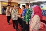 Martapura, 9/2 - PENGURUS HA-IPB KALSEL - Ketua Umum Himpunan Alumni IPB (HA-IPB) Pusat, Bambang Hendroyono bersama Wakil Bupati Kabupaten Banjar, HA Fauzan Saleh memberikan ucapan selamat kepada Dewan Pengurus Daerah (DPD) HA-IPB Kalimantan selatan yang baru saja dilantik, Minggu, di Mahligai Sultan Adam, Martapura. Bambang Hendroyono yang saat ini tercatat sebagai Direktur Jenderal Bina Usaha Kehutanan Kementerian Kehutanan RI, berharap DPD HA-IPB Kalsel akan menjadi semangat baru bagi para alumnus IPB untuk ikut berperan serta dalam pembangunan, setelah sempat vakum selama tujuh tahun. (Foto: Antara/Rusmanadi/Humas)