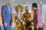 Direktur dan Representatif UNESCO, Hubert Gijzen (kiri) bersama Wali Kota Denpasar, Ida Bagus Rai Dharmawijaya Mantra (kanan) memberi apresiasi terhadap dua seniman tari penyandang disabilitas pendengaran (tuna rungu) di sela Pertemuan Tingkat Tinggi Jaringan Kota Inklusif di Sanur, Denpasar, Bali, Kamis (20/2). Pertemuan walikota dan bupati sejumlah daerah di Indonesia tersebut merupakan upaya UNESCO membentuk jaringan kota/kabupaten di Indonesia untuk memberi akses, hak dan partisipasi penuh bagi penyandang disabilitas.   FOTO ANTARA/Nyoman Budhiana/nym/2014.