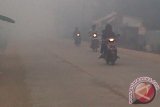 Kabut asap yang sedang melanda Kota Pontianak membuat jarak pandang pada Kamis (6/2), hanya 50-100 meter. Semakin tebalnya kabut asap, sehingga pengguna kendaraan bermotor harus menghidupkan lampu utama sebagai isyarat agar terlihat dari kejauhan pengendara lainnya. (Foto Antara Kalbar/Andilala)