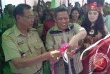 Bupati Kubu Raya memberikan sambutan dalam acara peresmian kantor baru Dinas Pendidikan dan Dinas Kesehatan Kubu Raya yang dibangun di jalan Adi Sucipto, Kecamatan Sungai Raya pada Rabu (5/2). Dengan adanya kantor tersebut tentunya menjadi semangat baru bagi para pegawai dalam meningkatkan kerja dan pelayanan publiknya. (Foto Antara Kalbar / Rendra Oxtora).