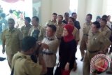 Bupati Kubu Raya bersama jajaran SKPD meninjau langsung kantor baru Dinas Pendidikan  dan Dinas Kesehatan yang dibangun di jalan Adi Sucipto, Kecamatan Sungai Raya pada Rabu (5/2). Dengan adanya kantor tersebut tentunya menjadi semangat baru bagi para pegawai dalam meningkatkan kerja dan pelayanan publiknya. (Foto Antara Kalbar / Rendra Oxtora).