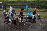 Sidoarjo (Antara Jatim) - Sejumlah anggota Komunitas Sepeda Tua Indonesia (KOSTI) menuntun sepeda ayuh, setelah melihat Lumpur Lapindo di Jalan Raya Porong, Sidoarjo, Jatim, Minggu (2/2).  Para anggota KOSTI tersebut mengampanyekan tentang budaya bersepeda sebagai moda transportasi yang ramah lingkungan, serta mengikuti kegiatan konggres KOSTI di Denpasar, Bali, pada Minggu (9/2). (FOTO Adhitya Hendra/EI/14/