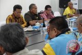 Banjarmasin, 21/2 - SIAPKAN ATLET RENANG - Ketua Pengurus Provinsi Persatuan Renang Seluruh Indonesia Kalimantan Selatan Nasib Alamsyah memberikan arahan dalam rapat pengurus di sekretariat KONI Kalsel Banjarmasin, Jumat (21/2). PRSI Kalsel menyusun program pembinaan untuk mempersiapkan atlet Kalsel menghadapi PON Remaja di Jawa Timur, Pra PON XIX dan Persiapan Musourprov PRSI Kalsel 2014 mendatang. Foto Antaranews Kalsel/Herry Murdy Hermawan