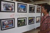 Madiun (Antara Jatim) - Pengunjung menyaksikan karya foto yang dipamerkan di Desa Bagi, Kab. Madiun, Senin (24/2). Pameran foto bertema budaya yang diikuti puluhan fotografer amatir tersebut digelar dengan tujuan untuk mengangkat budaya lokal melalui fotografi. FOTO Fikri Yusuf/14/Chan.