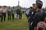 Kapolda Bali, Irjen Pol. Albertus Julius Benny Mokalu (kiri) bersama Pangdam IX Udayana, Mayjen TNI Wisnu Bawa Tenaya (kedua kiri) dan Wakil Gubernur Bali, I Ketut Sudikerta (ketiga kiri) meninjau pasukan pengamanan adat atau Pecalang dalam gelar pasukan pengamanan Pemilu 2014 di Denpasar, Bali, Jumat (7/2). Selain unsur TNI dan Polri, pengamanan Pemilu 2014 di Bali juga dilakukan oleh Pecalang yaitu pengamanan adat yang berdekatan langsung dengan masyarakat. FOTO ANTARA/Nyoman Budhiana/nym/2014.