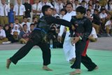         Madiun (Antara Jatim) - Dua atlet pelajar cabor Pencak Silat saling menyerang saat mengikuti Pekan Olahraga Pelajar di GOR Werkudara Kota Madiun, Kamis (27/2). Pekan Olahraga Pelajar tingkat Kota yang diikuti ribuan pelajar tingkat SMP dan SMA sederajat tersebut digelar dengan tujuan mencari atlet pelajar berpotensi yang akan diikutkan Pekan Olahraga Pelajar tingkat Jatim. FOTO Fikri Yusuf/14