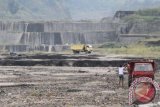 Sejumlah penambang pasir nekat beraktivitas di sungai Bladak yang mengalirkan lahar dingin gunung Kelud di Desa Gambar, Nglegok, Blitar, Jawa Timur, Rabu (19/2). Sejumlah penambang pasir di kawasan tersebut nekad melanjutkan aktivitas meski Badan Nasional Penanggulangan Bencana (BNPB) sudah mengimbau agar masyarakat tidak mendekati kawasan sekitar aliran lahar dingin gunung kelud. ANTARA FOTO/Ari Bowo Sucipto/nym/2014.