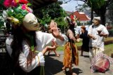 Sejumlah seniman yang tergabung dalam Aub Tari Bandung (ATB) melakukan aksi Ruwatan Bumi di Taman Cibeunying Bandung, Jawa Barat, Kamis (6/2). ATB melakukan aksi Ruwatan Bumi sebagai tanggapan terhadap bencana yang terjadi beberapa waktu terakhir di seluruh Indonesia. ANTARA FOTO/Agus Bebeng/nym/2014.