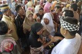 Sejumlah warga muslim Kampung Bugis Kelurahan Serangan menangis saat mengadukan nasib mereka kepada anggota dewan di gedung DPRD Bali, Rabu (26/2). Ratusan warga muslim yang telah bermukim sejak ratusan tahun di sebuah kawasan di Kelurahan Serangan Denpasar selatan, terancam tergusur karena sengketa kepemilikan lahan pemukiman. ANTARA FOTO/Nyoman Budhiana/nym/2014.