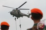 Pasukan Batalyon Komando Paskhas 465 TNI AU turun dari Helikopter Puma untuk melakukan penyelamatan sandera di Lanud Supadio, Kabupaten Kubu Raya, Kalbar, Kamis (27/2). Aksi tersebut merupakan rangkaian pembukaan Pontianak Air Show 2014 yang digelar pada 27 Februari - 2 Maret 2014. ANTARA FOTO/Sheravim/jhw
