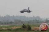 Pesawat tempur TNI AU jenis Hawk 200 terbang rendah saat beraksi di Lanud Supadio, Kabupaten Kubu Raya, Kalbar, Kamis (27/2). Aksi tersebut merupakan rangkaian pembukaan Pontianak Air Show 2014 yang digelar pada 27 Februari - 2 Maret 2014. ANTARA FOTO/Sheravim/jhw